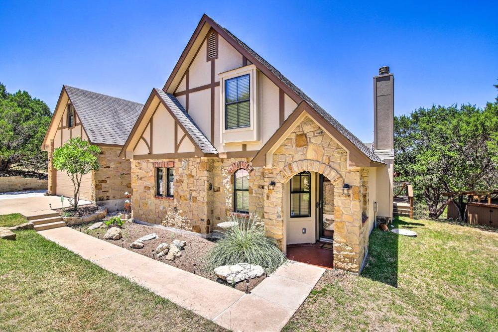 Updated Retreat with Game Room and Boat Ramp Access!